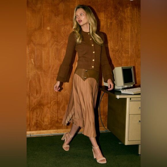 007. 60’s Vibes Pleated Skirt- Cafe - Picture 3 of 7